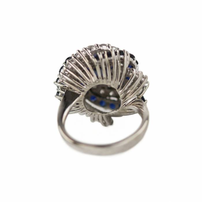 Spiral-shaped gold ring with sapphires and diamonds. 