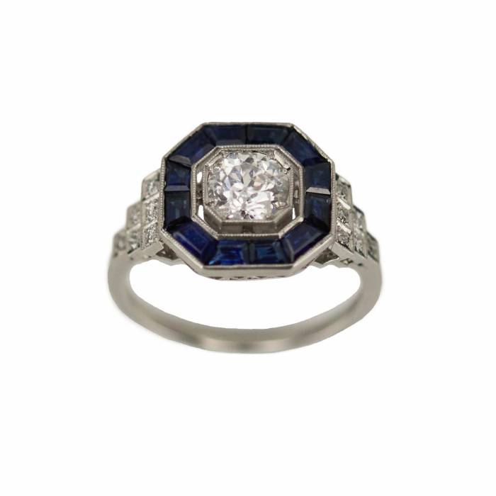 Элегантное кольцо из платины с бриллиантами и сапфирами.