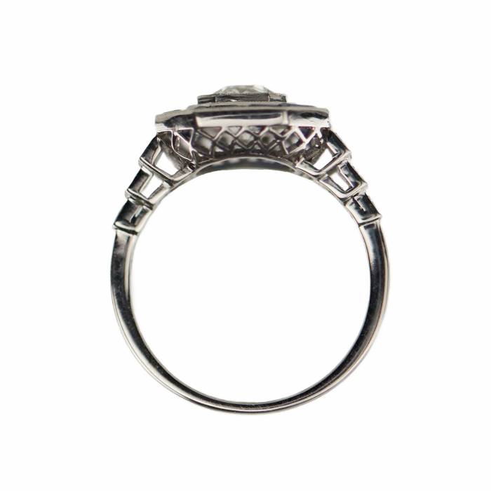 Elegant platinum ring with diamonds and sapphires. 