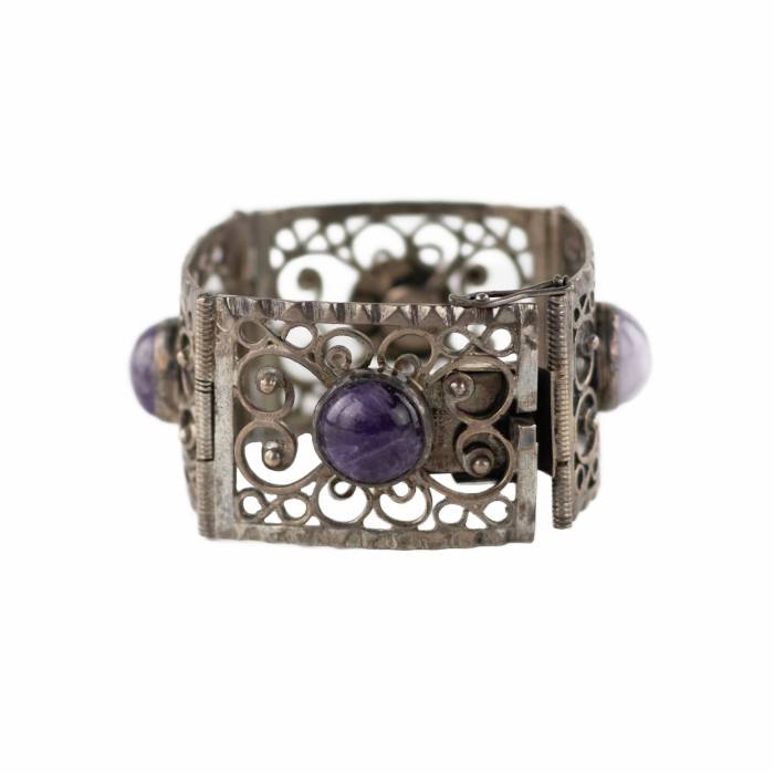 Silver bracelet with Amethysts, cabochon cut. 