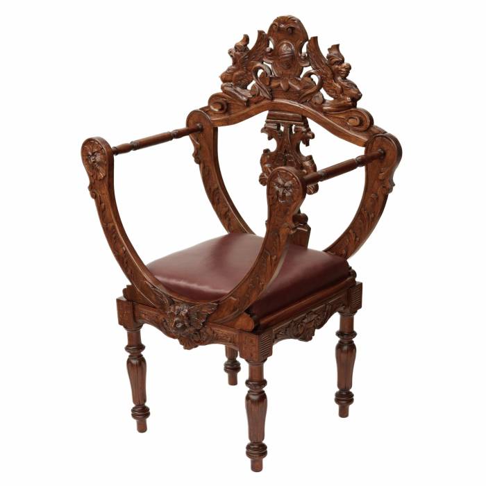 Chaise en noyer sculpte richement decore. XIXème siècle 