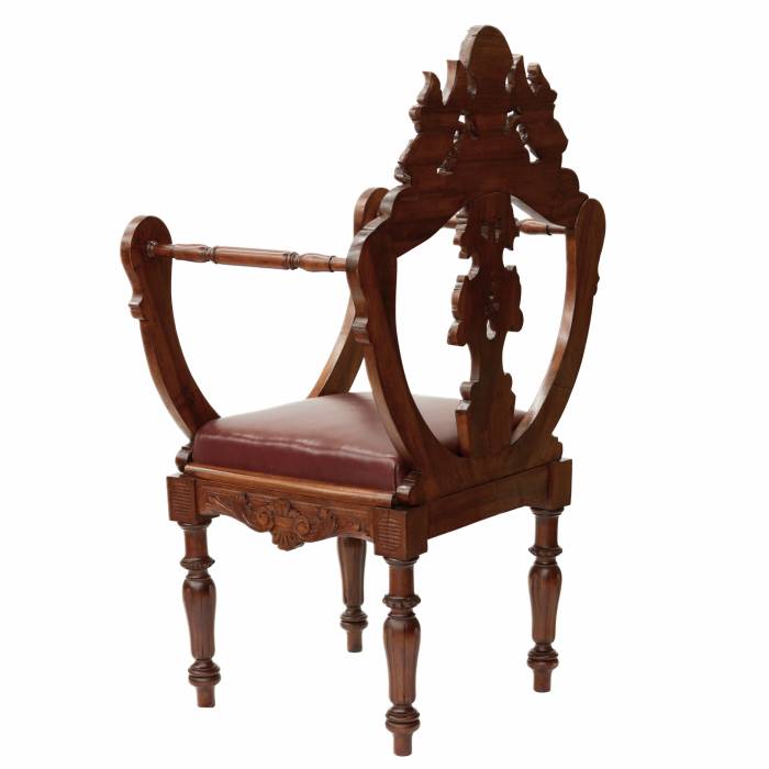 Резное, богато декорированное кресло из орехового дерева. 19 век