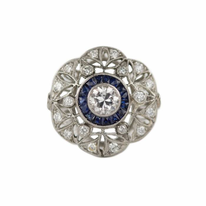 Кольцо в стиле Арт-Деко из платины 900 пробы с бриллиантами и сапфирами.