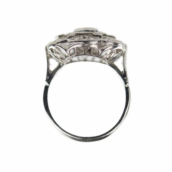 Art Deco stila gredzens no 900 platīna ar dimantiem un safīriem. 