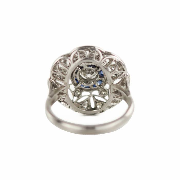 Art Deco stila gredzens no 900 platīna ar dimantiem un safīriem. 