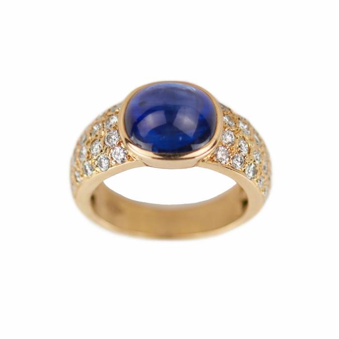 Золотое кольцо с сапфиром и бриллиантами.