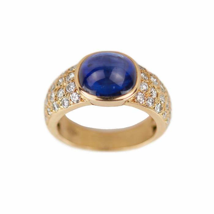 Gold ring with sapphire and diamonds. 