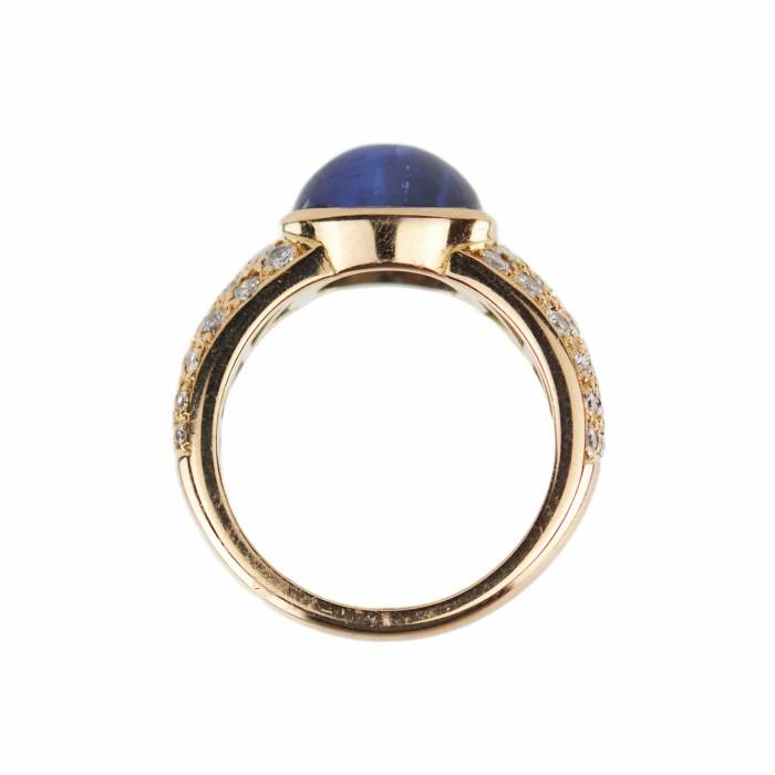 Золотое кольцо с сапфиром и бриллиантами.