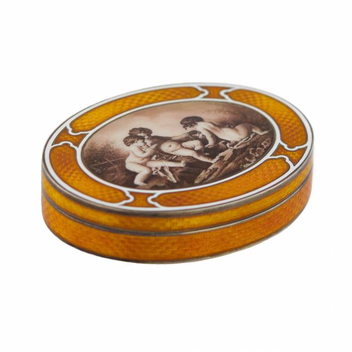 Silver snuff box of aristocratic proportions in guilloché enamel. Austria early 20th century.