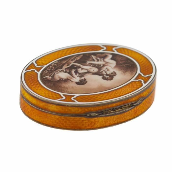 Silver snuff box of aristocratic proportions in guilloché enamel. Austria early 20th century.