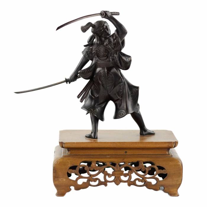 Японская, бронзовая скульптура воина-самурая. Япония . Мэйджи . Рубеж 19-20 века.