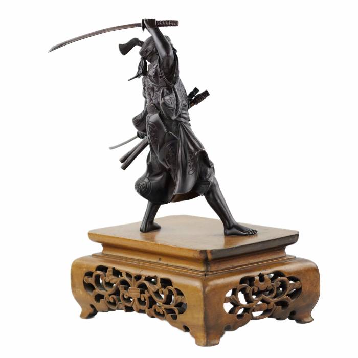 Sculpture japonaise en bronze représentant un guerrier samouraï. Japon. Meiji. Le tournant du 19e-20e siècle. 
