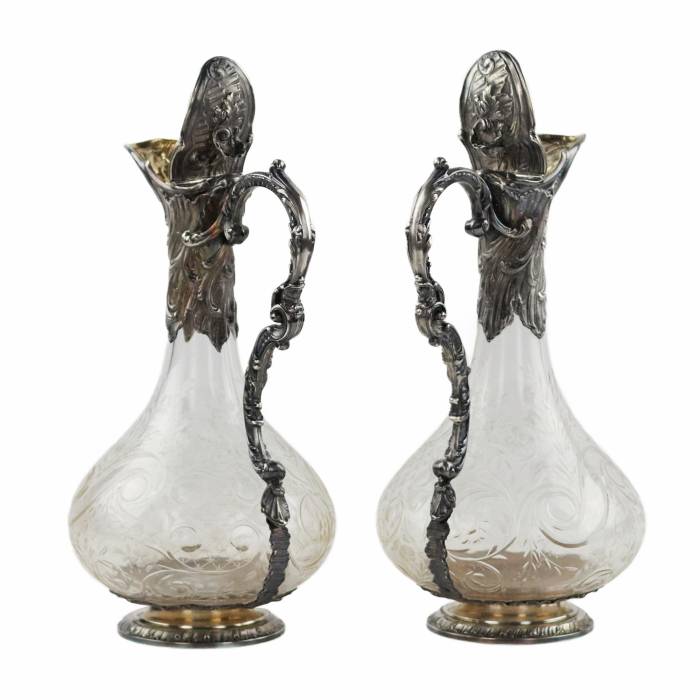 Пара винных, стеклянных кувшинов в серебре, в стиле Луи XV, рубежа 19-20 веков.