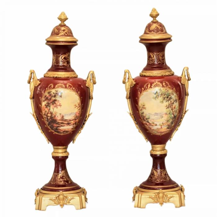 Paire de vases de sol en porcelaine et bronze doré de style Louis XVI. France. 1920ème siècle. 