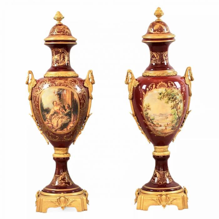 Пара фарфоровых напольных ваз с золоченой бронзой в стиле Людовика XVI. Франция. 1920 век.