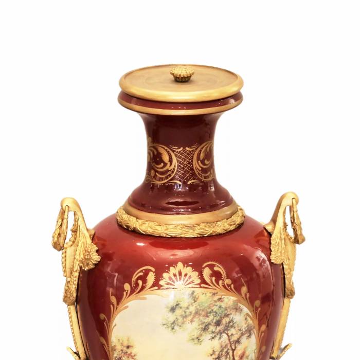 Пара фарфоровых напольных ваз с золоченой бронзой в стиле Людовика XVI. Франция. 1920 век.