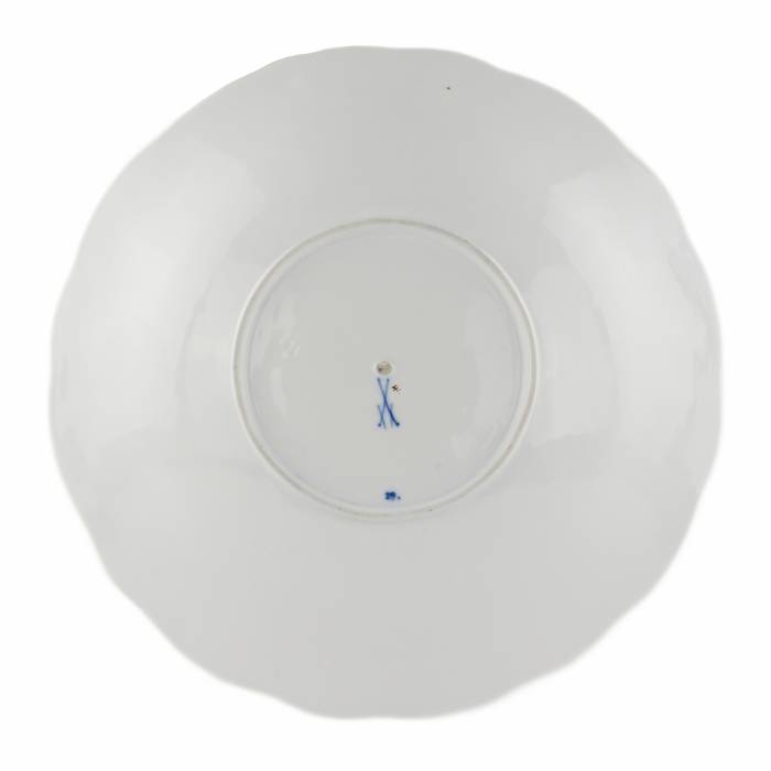 Plat en porcelaine bleu cobalt et or. Meissen. 20ième siècle.