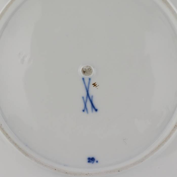 Plat en porcelaine bleu cobalt et or. Meissen. 20ième siècle.