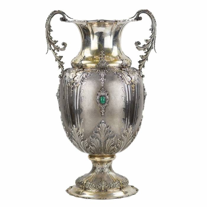 Grand vase en argent en forme d`amphore. Italie. 20ième siècle. 