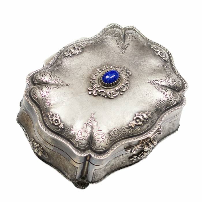 Итальянская, серебряная шкатулка для украшений барочной формы.