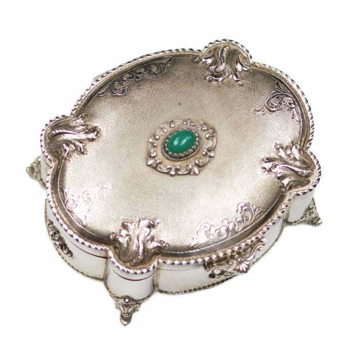 Boîte à bijoux italienne en argent de forme baroque. 20ième siècle. 