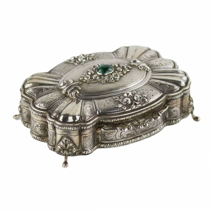 Boîte à bijoux italienne en argent de forme baroque. 20ième siècle. 