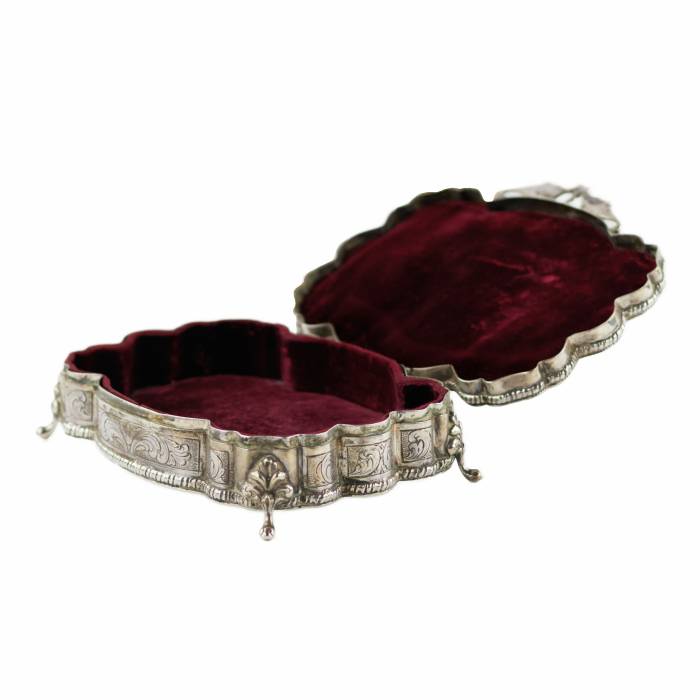 Boîte à bijoux italienne en argent de forme baroque. 20ième siècle. 