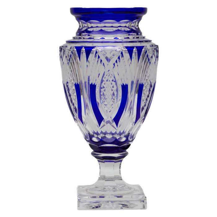 Grand vase de forme amphore en cristal coloré. 