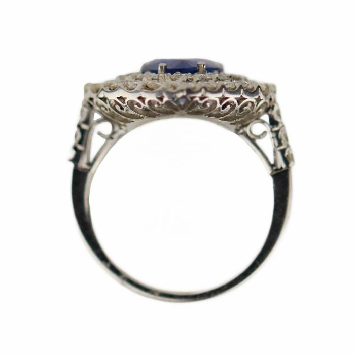 Bague en or en forme de goutte avec saphir et diamants. 