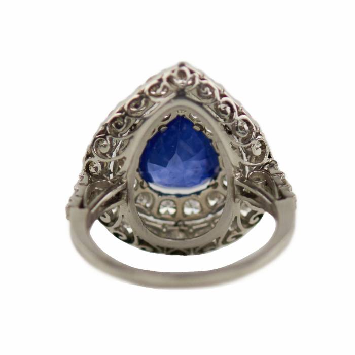 Bague en or en forme de goutte avec saphir et diamants. 