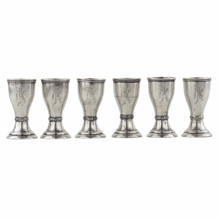 Ensemble de six verres en argent en forme de gobelet à décor d`éléments Art Déco. Lettonie. 1920-30. 