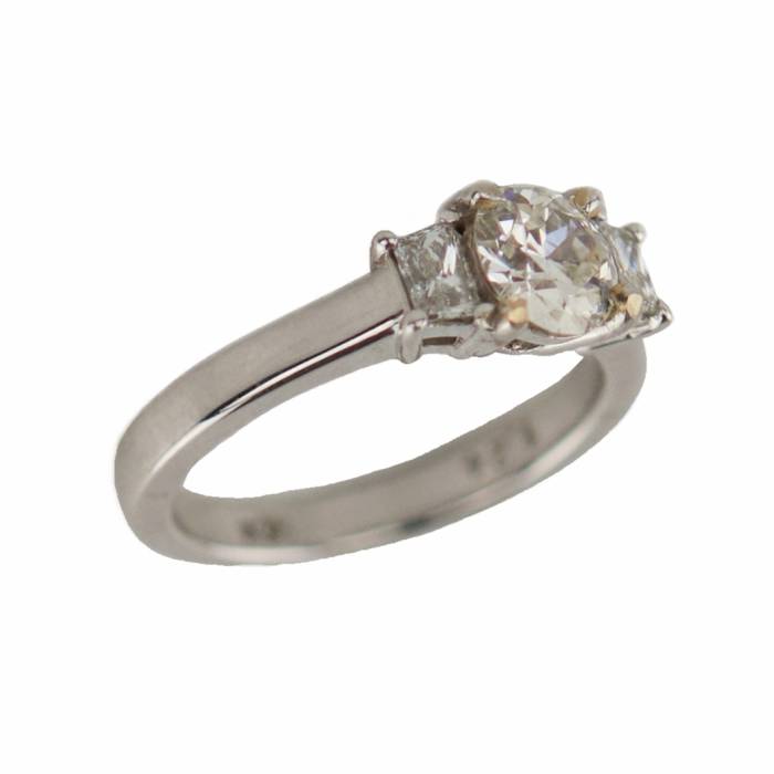 Bague en or 750 de style Art Déco avec trois diamants. 