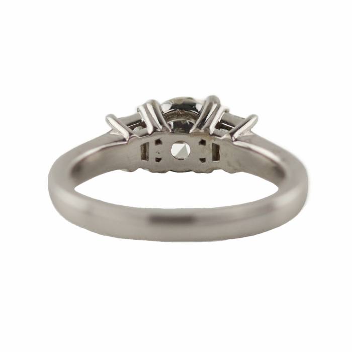 Bague en or 750 de style Art Déco avec trois diamants. 