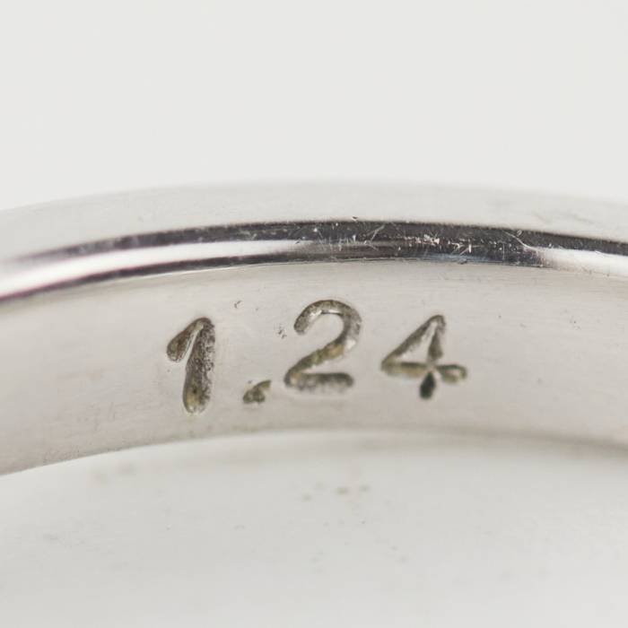 Bague en or 750 de style Art Déco avec trois diamants. 