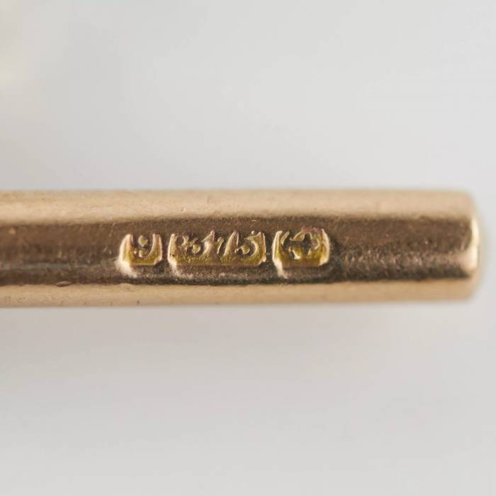 Montre de poche en or à trois boîtiers avec une chaîne et une scène érotique sur le cadran. 1900 