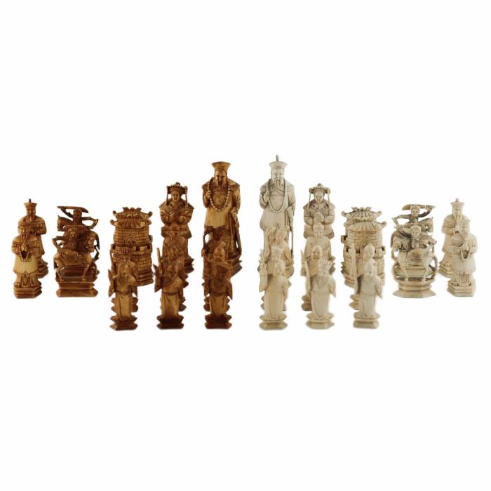 Un bel ensemble de pièces d`échecs chinoises en ivoire. Le tournant des XIXe-XXe siècles. 