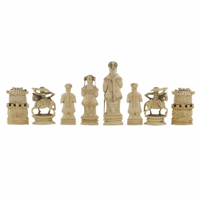 Un bel ensemble de pièces d`échecs chinoises en ivoire. Le tournant des XIXe-XXe siècles. 
