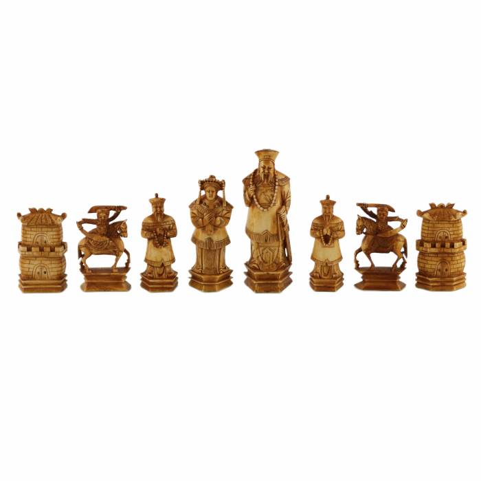 Прекрасный набор китайских шахматных фигур из слоновой кости. Рубеж 19-20 веков.