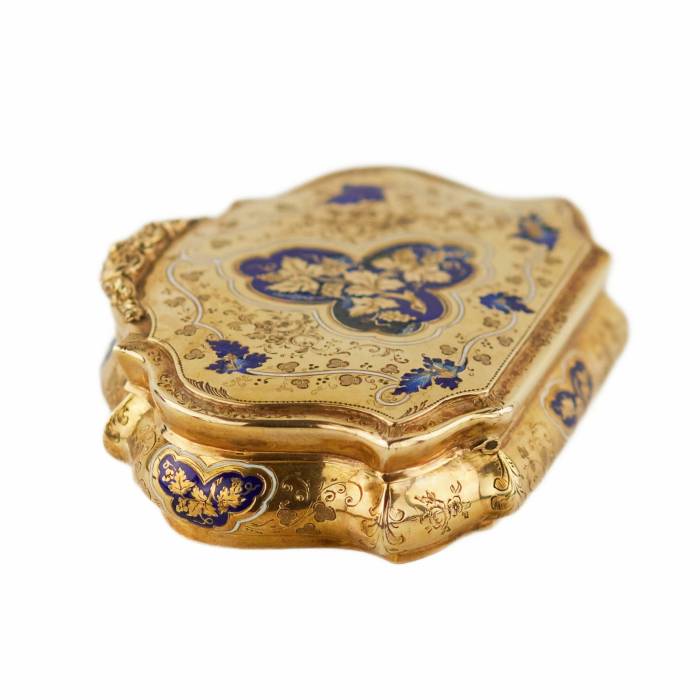 Zelta šņaucamā kaste ar iegravētiem zīmējumiem un zilu emalju. 20. gadsimts. 