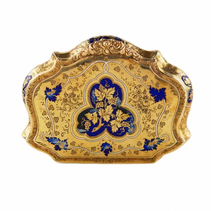 Золотая табакерка с гравированным орнаментом и синей эмалью.  20 век.
