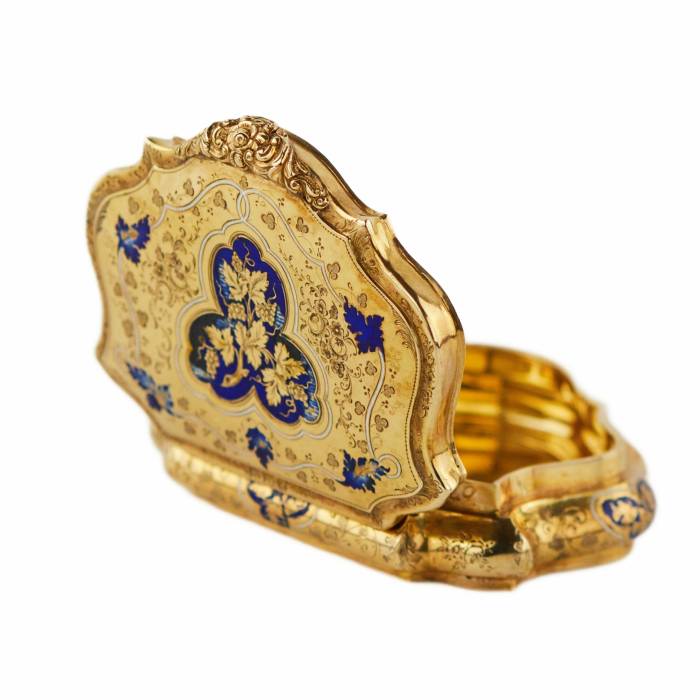 Gold snuff box with engraved ornament and blue enamel. 20th century. 