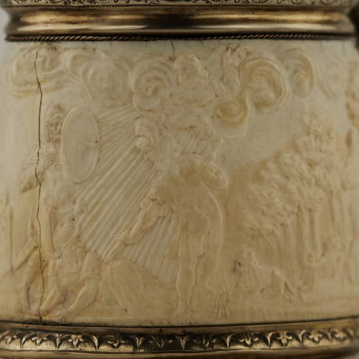 Gobelet à bière en argent avec Atlas sur le couvercle et scènes religieuses sur ivoire. Lübeck. 17e siècle. 