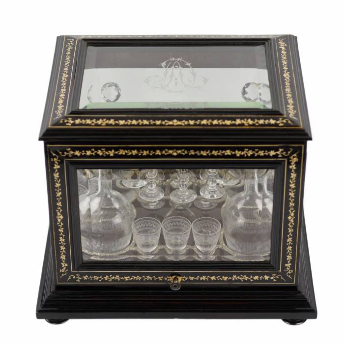 Bar à alcool en ébène à décor d`ivoire, dans le goût de Napoléon III. L`Europe . 19ème siècle. 