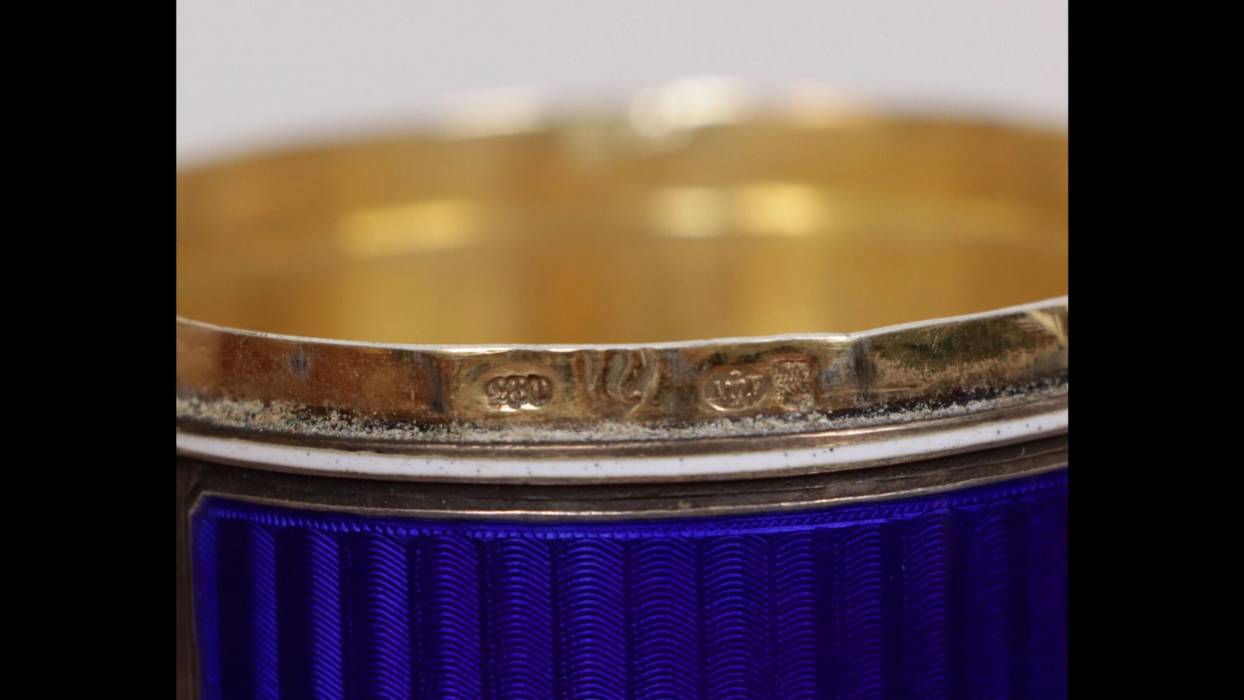 Boîte ovale en argent doré à décor d`émail guilloché. Début du 20ème siècle. 