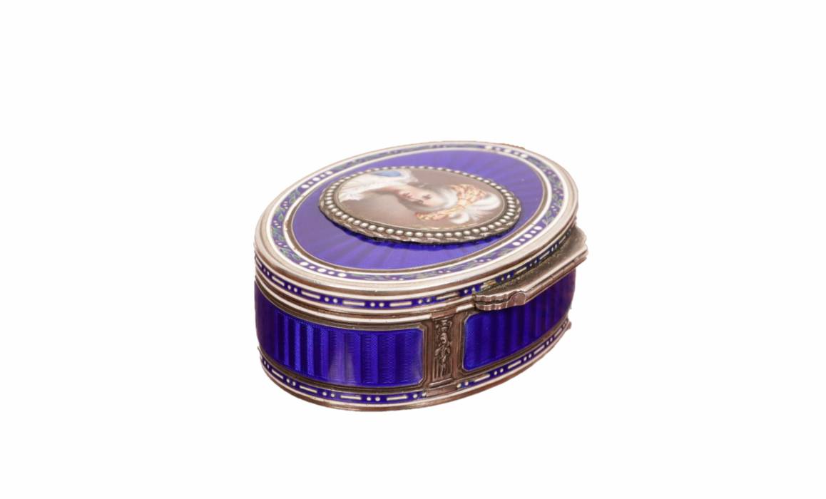 Oval box made of gilded silver with guilloché enamel decor. Early 20th century.
