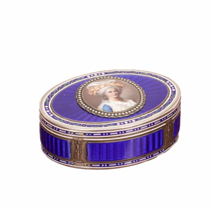 Oval box made of gilded silver with guilloché enamel decor. Early 20th century.