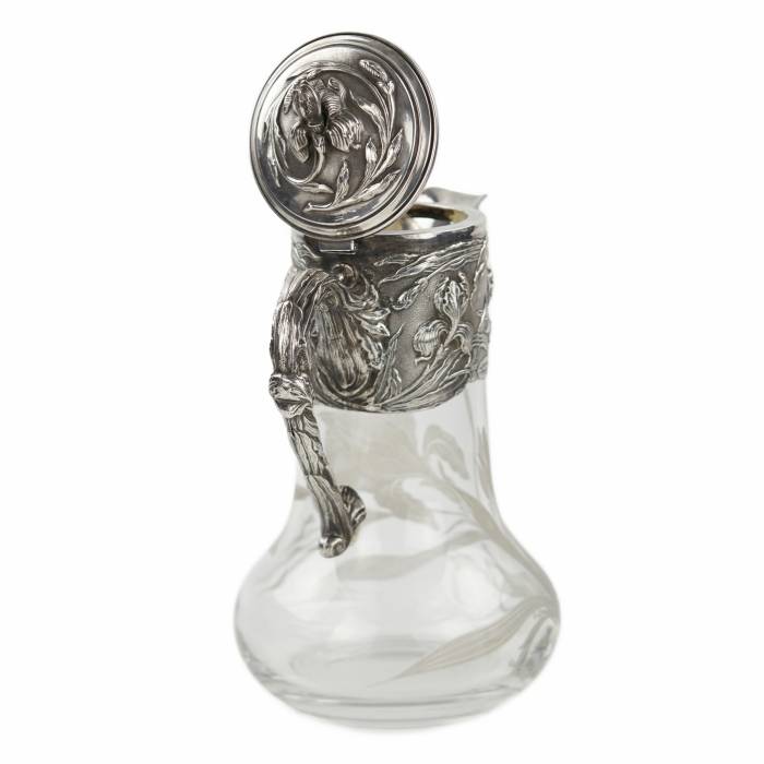 Crystal jug in silver from the Art Nouveau era. 