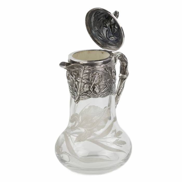 Crystal jug in silver from the Art Nouveau era. 