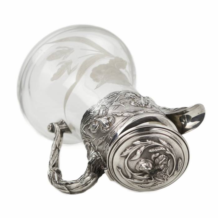 Crystal jug in silver from the Art Nouveau era. 