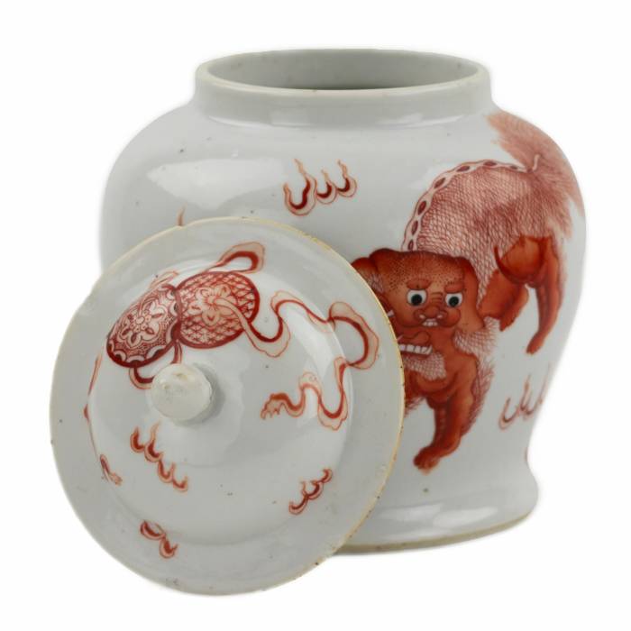Ķīniešu porcelāna vāze, krāsots “dzelzs sarkans” virsglazūras suns Fo. Iespējams, Kangxi periods. 